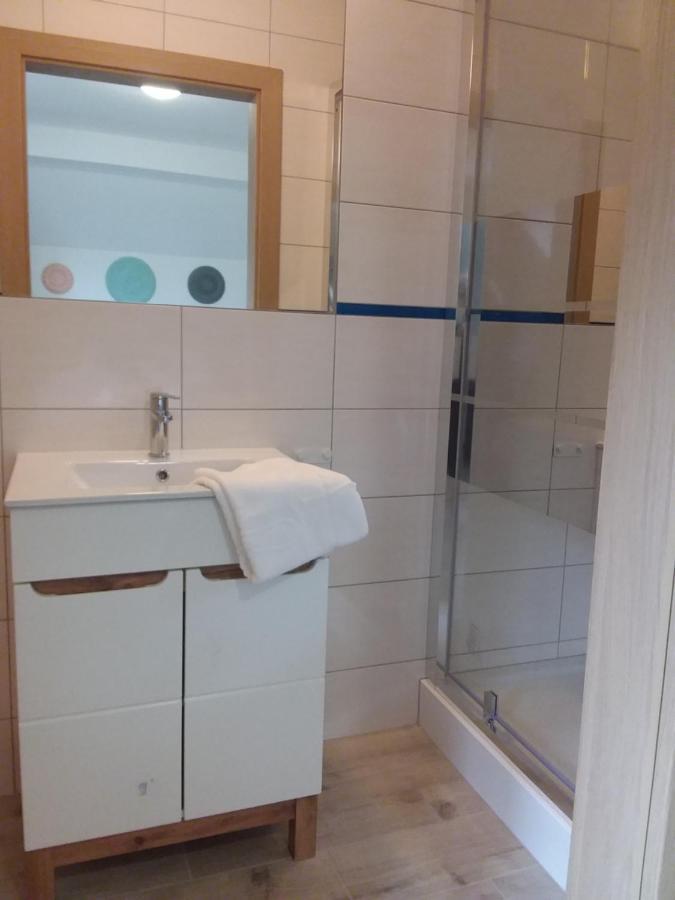 Dworek Akacja Uslugi Hotelarskie ยาโนเวียซ ภายนอก รูปภาพ