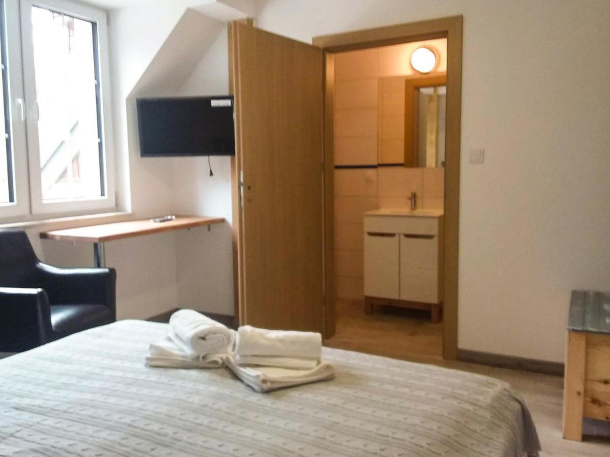 Dworek Akacja Uslugi Hotelarskie ยาโนเวียซ ภายนอก รูปภาพ