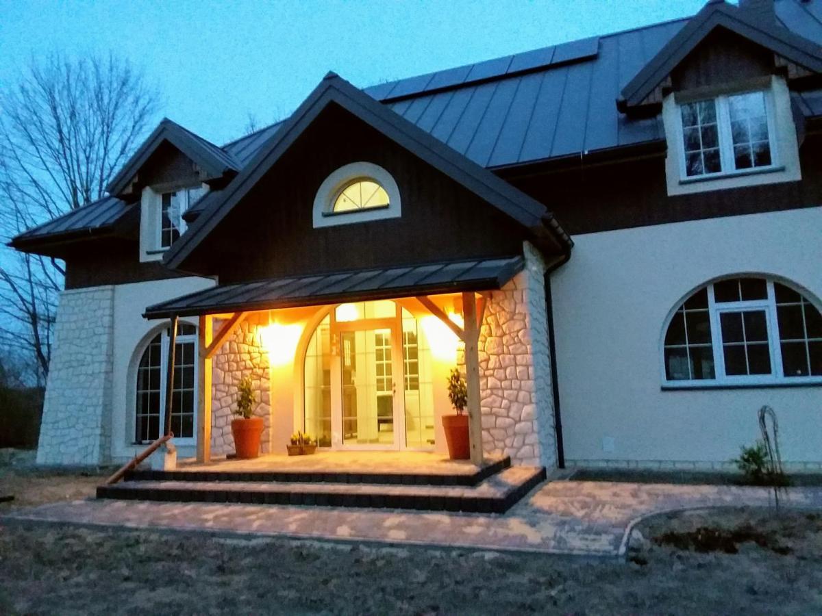 Dworek Akacja Uslugi Hotelarskie ยาโนเวียซ ภายนอก รูปภาพ