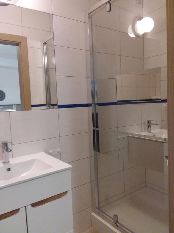 Dworek Akacja Uslugi Hotelarskie ยาโนเวียซ ภายนอก รูปภาพ