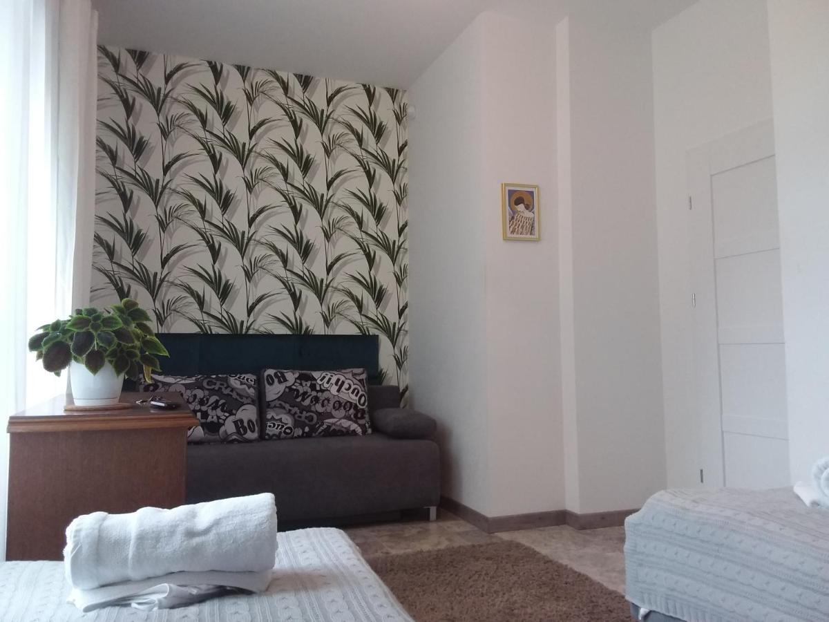 Dworek Akacja Uslugi Hotelarskie ยาโนเวียซ ภายนอก รูปภาพ