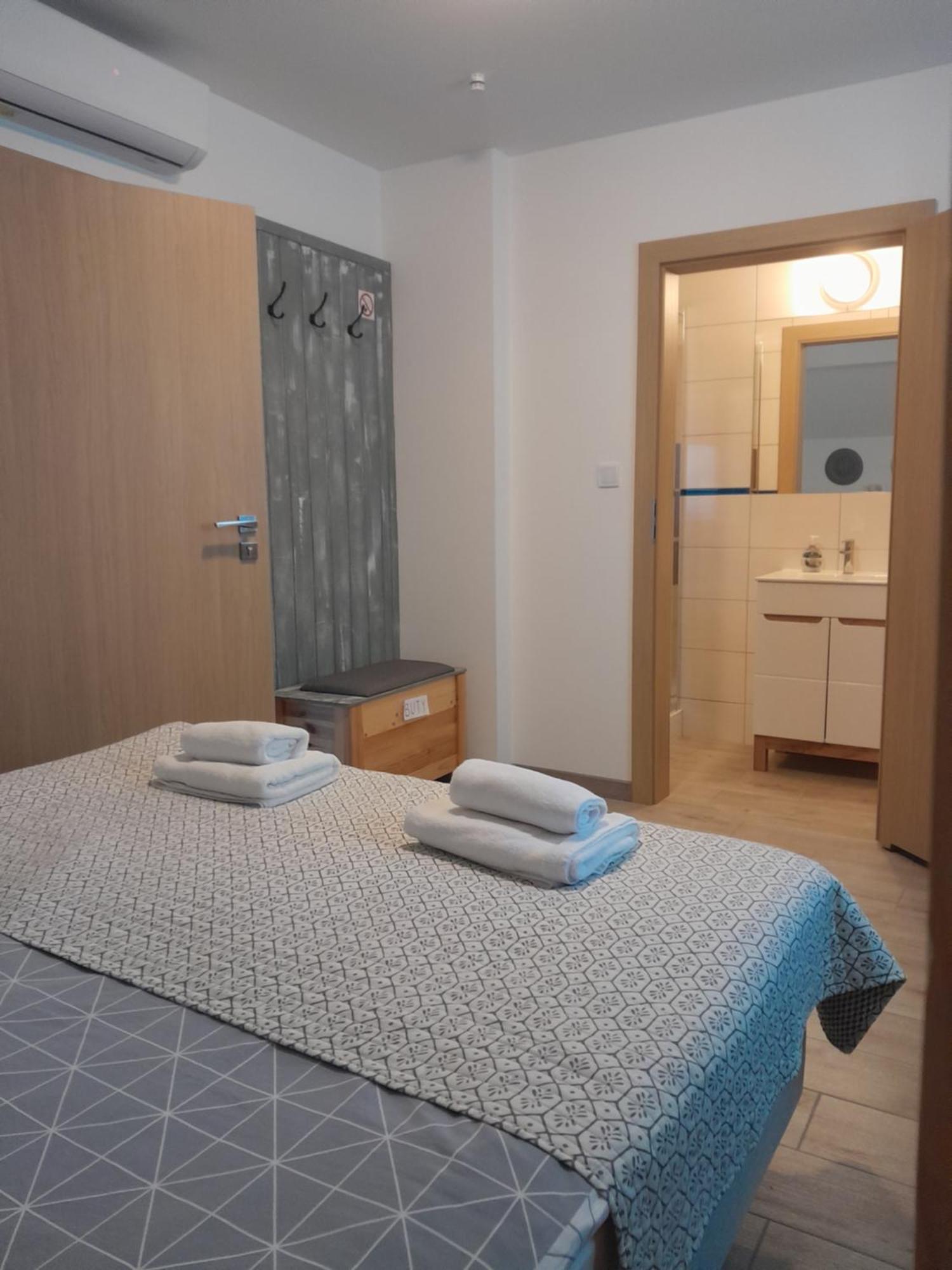 Dworek Akacja Uslugi Hotelarskie ยาโนเวียซ ภายนอก รูปภาพ
